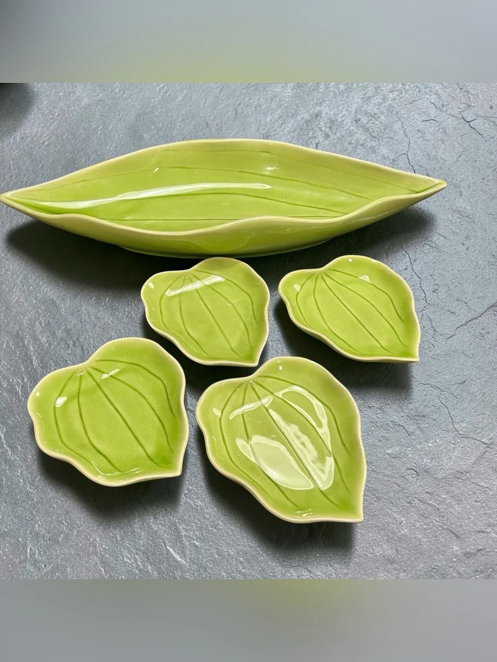 Crate & Barrel, Leaf-Shaped Serving Plate and 4 Small Dishes - Bamboo Green